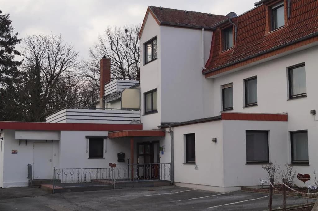 Naturnahe Außenansicht des Parkhotel Alex mit grüner Umgebung