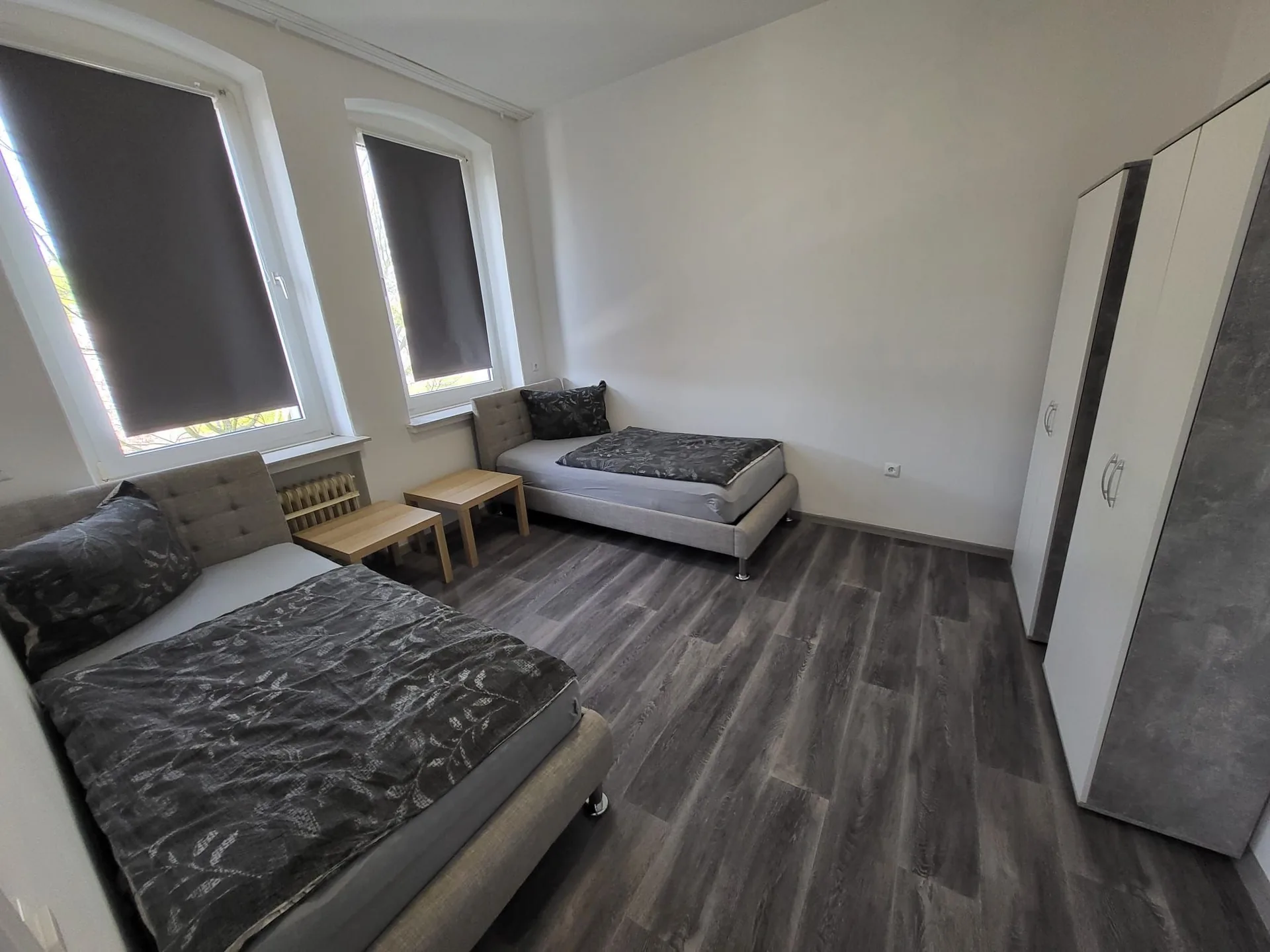 Schlafzimmer mit zwei Einzelbetten und Schrank