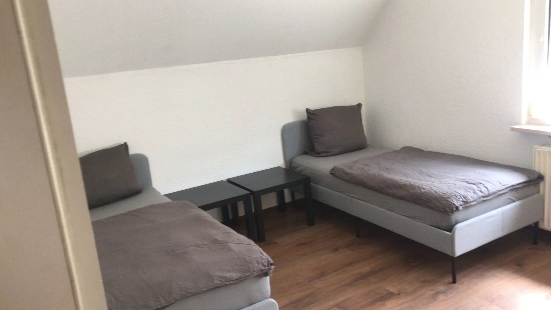 Zimmer mit zwei Einzelbetten für Monteure und Teams im Parkhotel Alex